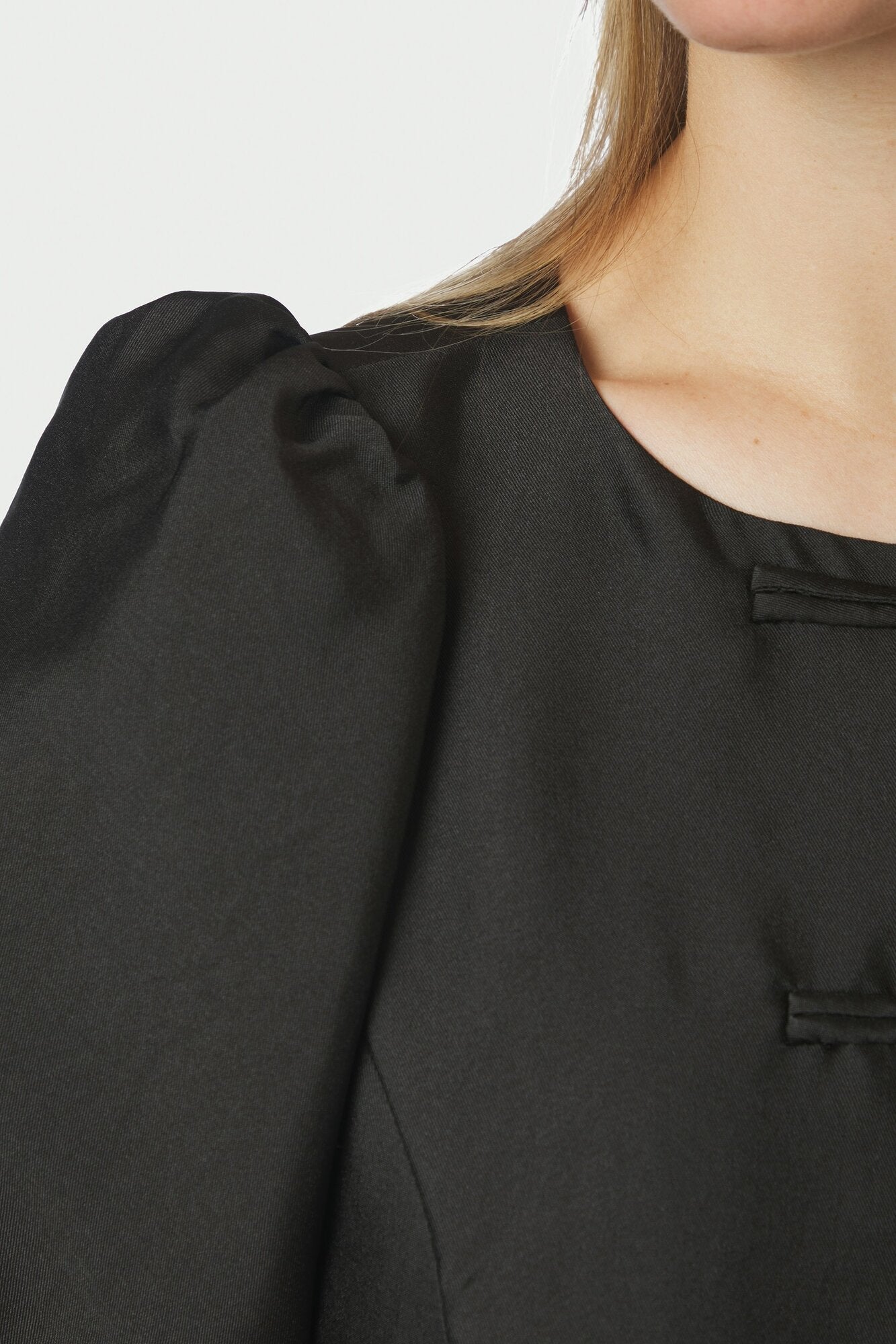 Anela Mandarin Dull Satin bluse – Black
